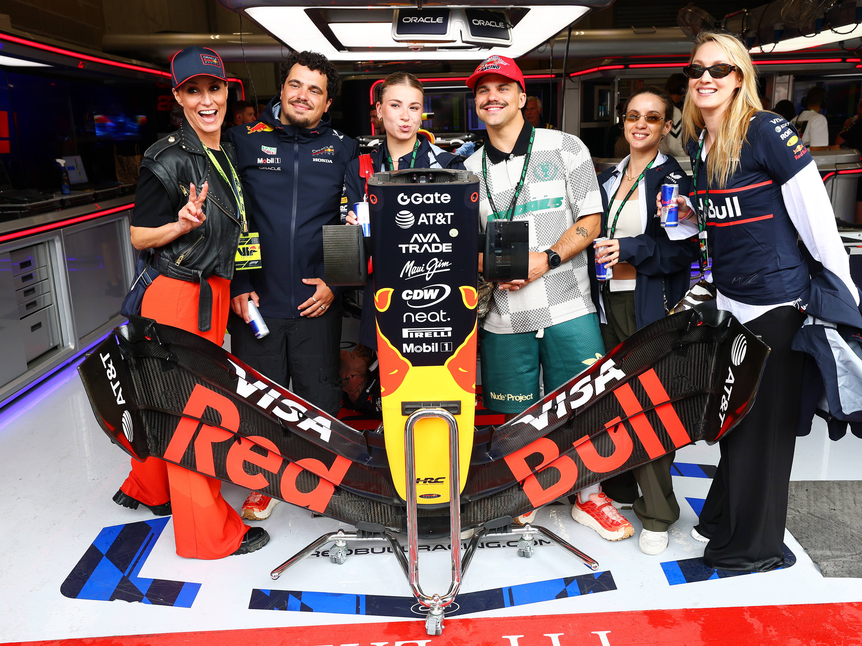BELGIË BOVEN IN DE PITS VAN RED BULL RACING EN RACING BULLS