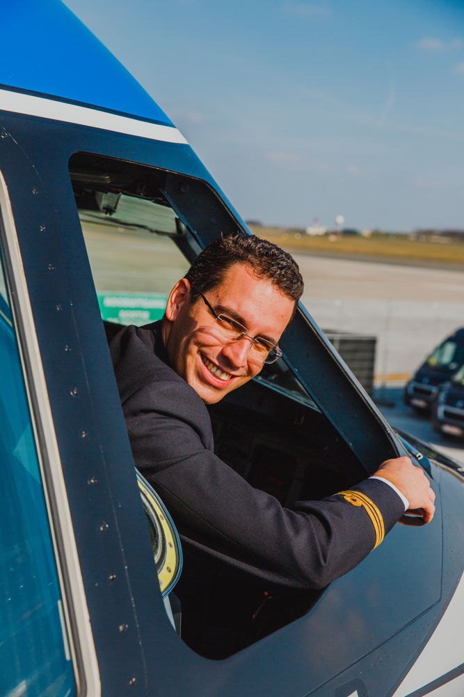 Lorenzo Mascellani, Marta's brother and pilot at Brussels Airlines