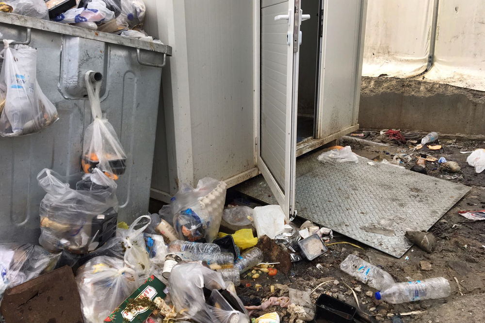 L'entrée de toilettes dans le camp de Moria © MSF