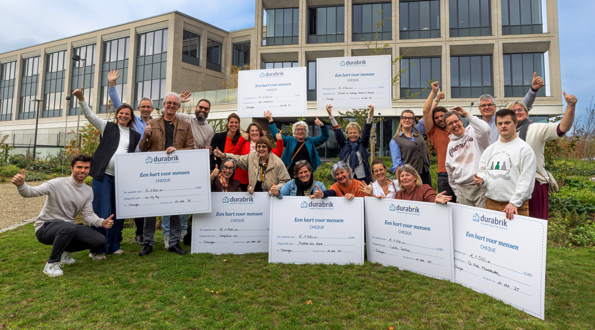 Het Wachthuis, Wij Blij en School & Ziekzijn krijgen elk 1.500 euro van bouwbedrijf Durabrik