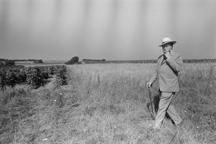 AKG1947432 Maurice Druon visite les ruines gallo-romaines de Thésée en 1974. (c) Jacques Violet / akg-images