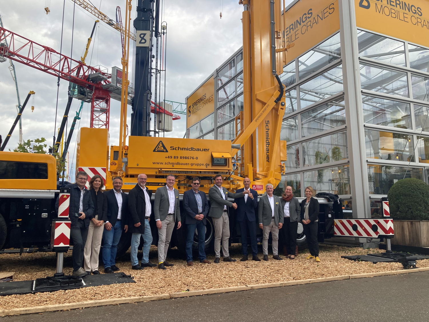 Spierings (f.l.t.r.): Herrmann Setzmüller, Minka St. James (both Schmidbauer), Dr. Mitja Schimek (Fricke-Schmidbauer), Stefan Schmidbauer (Schmidbauer), Koos Spierings (Spierings), Heiko Gehrlicher (Fricke-Schmidbauer), Mathieu Braamhaar (Spierings), Werner Schmidbauer (Schmidbauer), Leo Spierings (Spierings), Liane Höpler, Christine Schreiber (both Schmidbauer).