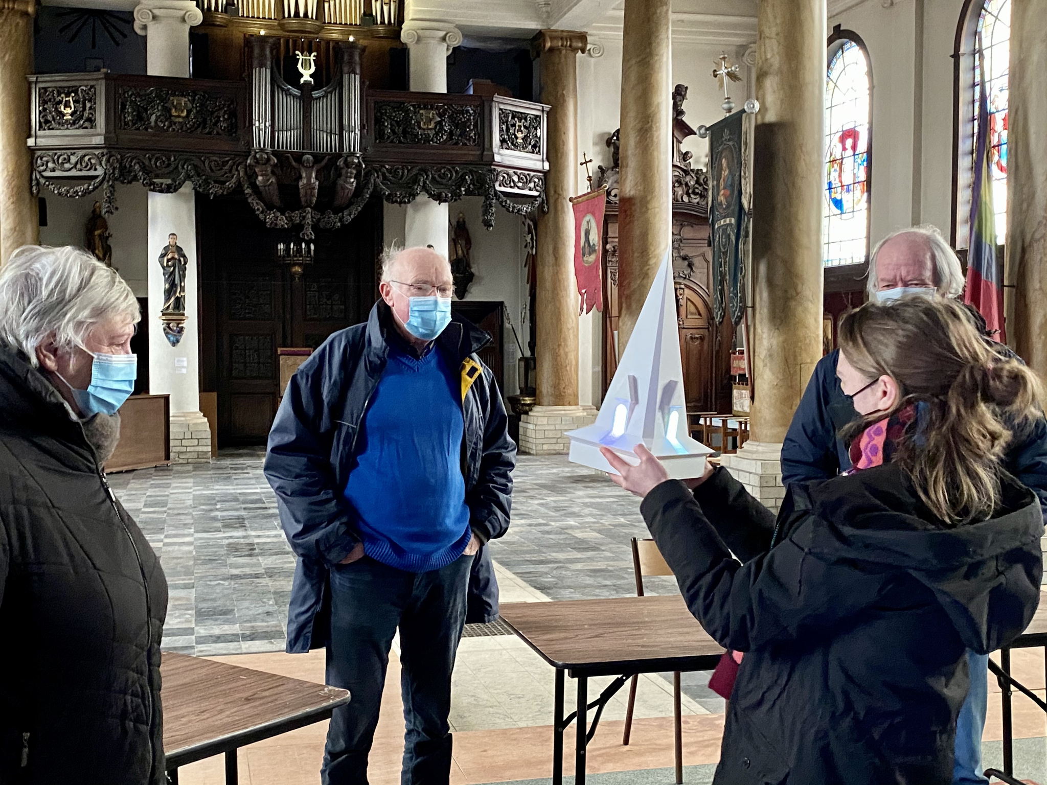 Kunstenaar Elise Eeraerts stelt haar ontwerp voor aan o.a. Theo Segers en schepen Nicole Van Praet. "Met Elise vonden we de juiste kunstenaar en het juiste kunstwerk." © Louise Goegebeur