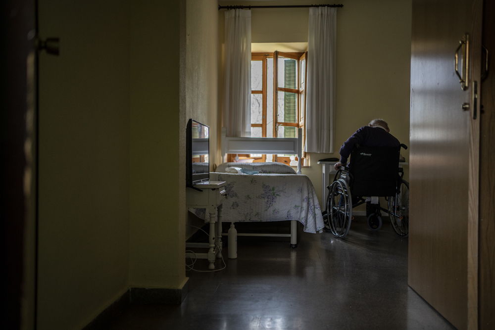 Un hombre permanece en su habitación en una residencia de Soria. Olmo Calvo/MSF