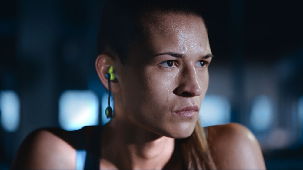 De nieuwe Sennheiser CX SPORT in-ear Bluetooth hoofdtelefoon biedt de vrijheid van draadloos luisterplezier in de vorm van een ultralicht, zweet- en spatwaterdicht design.