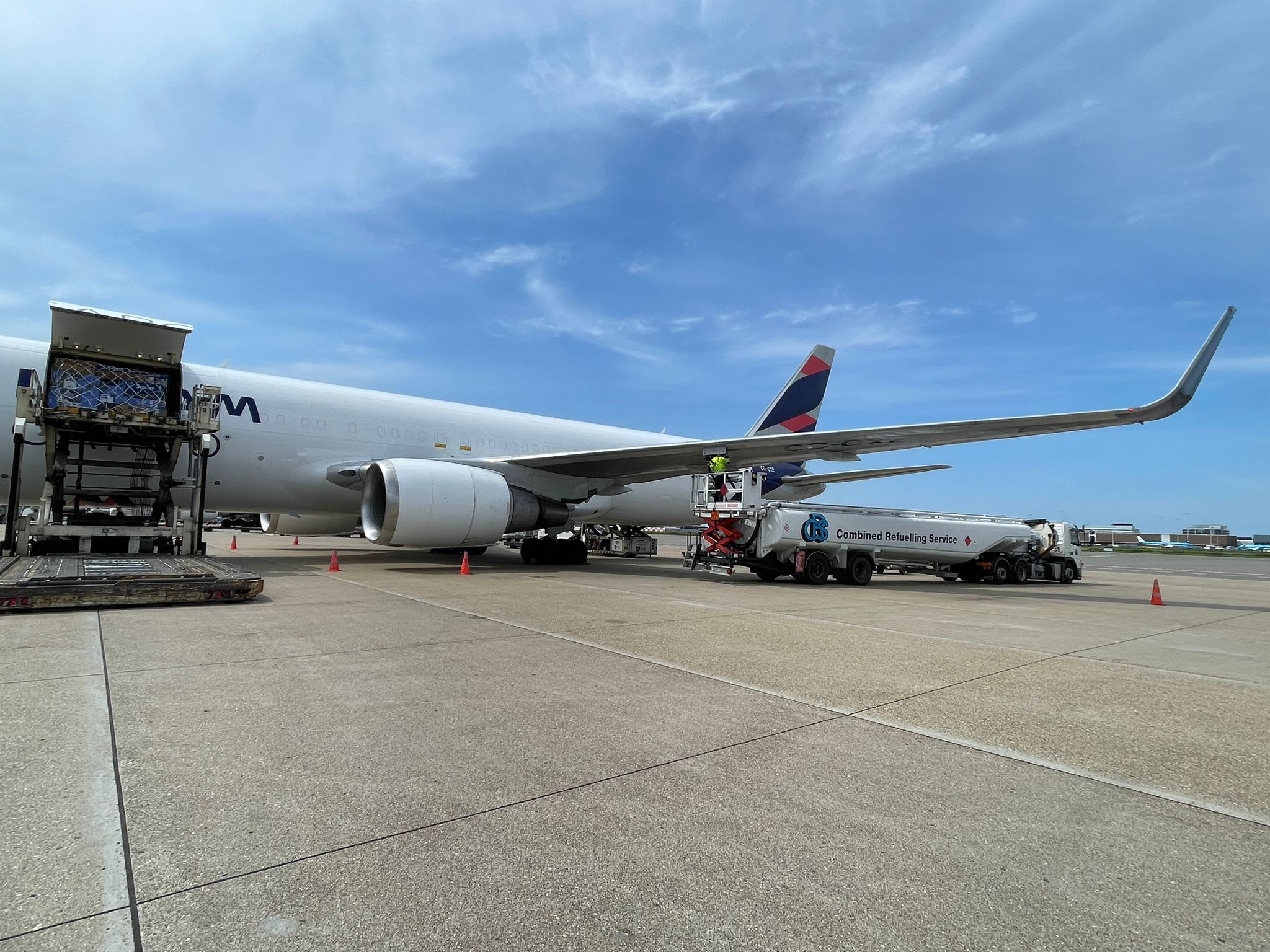 Kuehne+Nagel, LATAM Cargo y Elite Group compran SAF para reducir emisiones en el marco del Día de la Madre