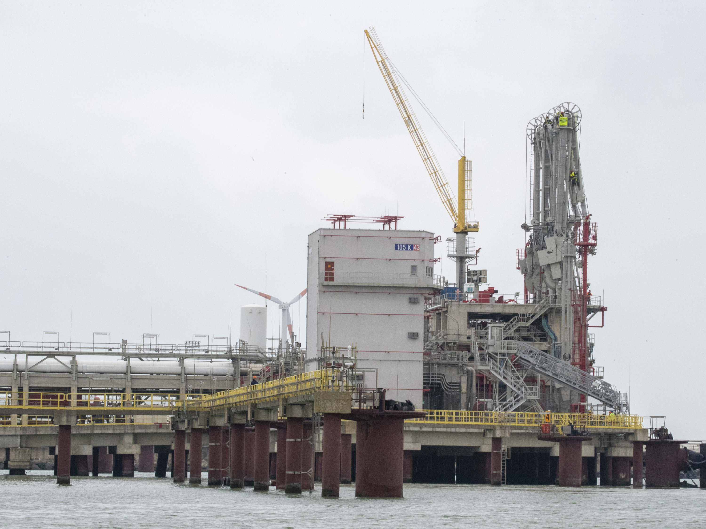EU plan to block Russian LNG services hits legal hurdles