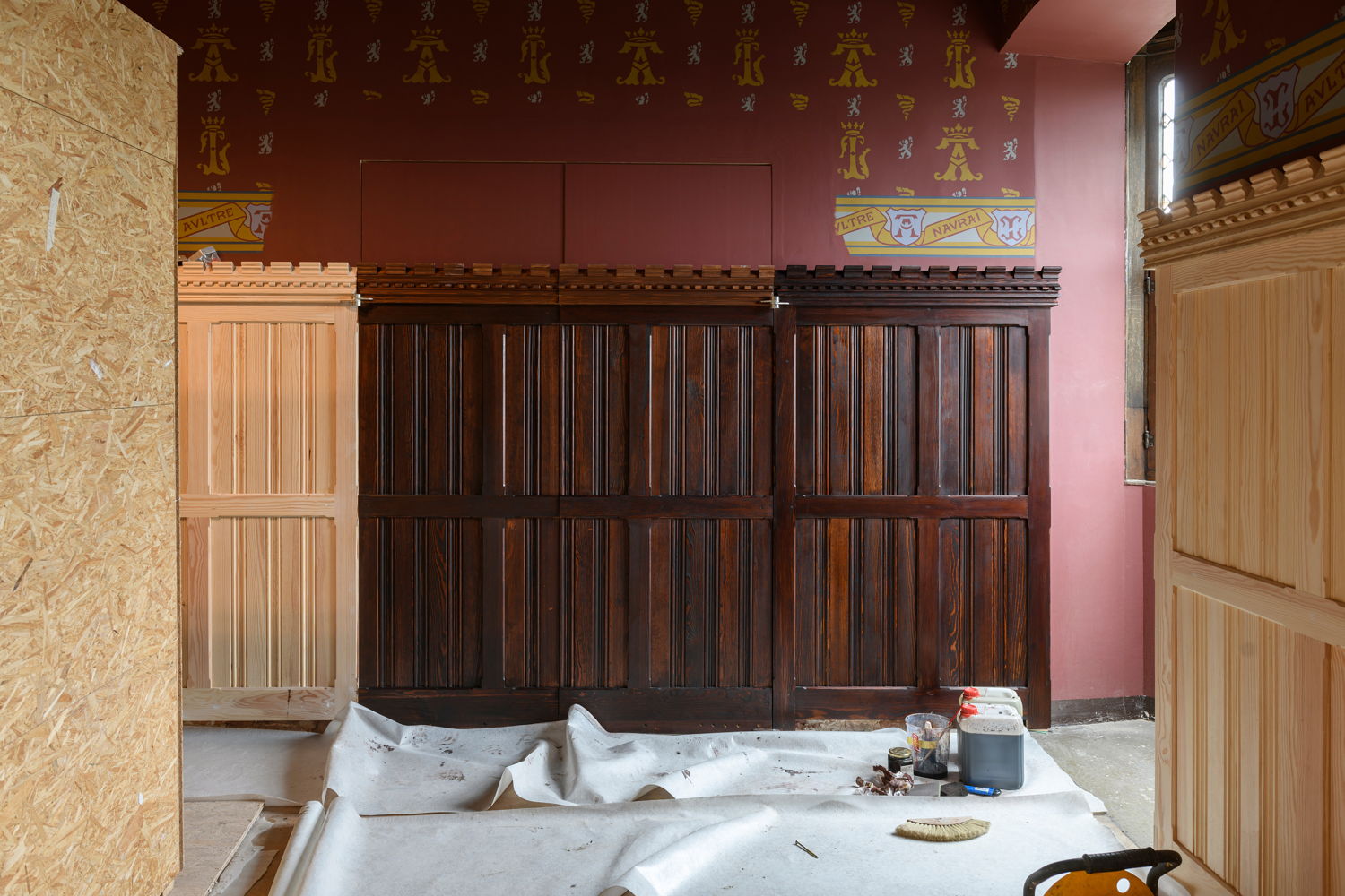Liftdeuren achter lambrisering en wandschilderingen, © Jo Exelmans, maart 2022