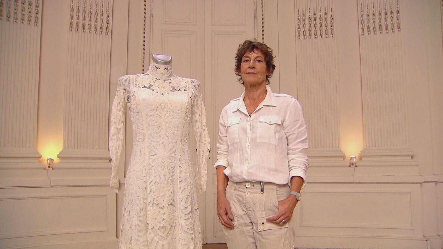Anniek met antiek trouwkleed