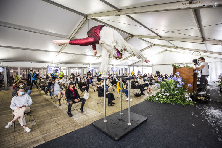 Dj's en dansers van dancefestival Tomorrowland zorgen voor sfeer in de observatieruimte van VacCovid. 