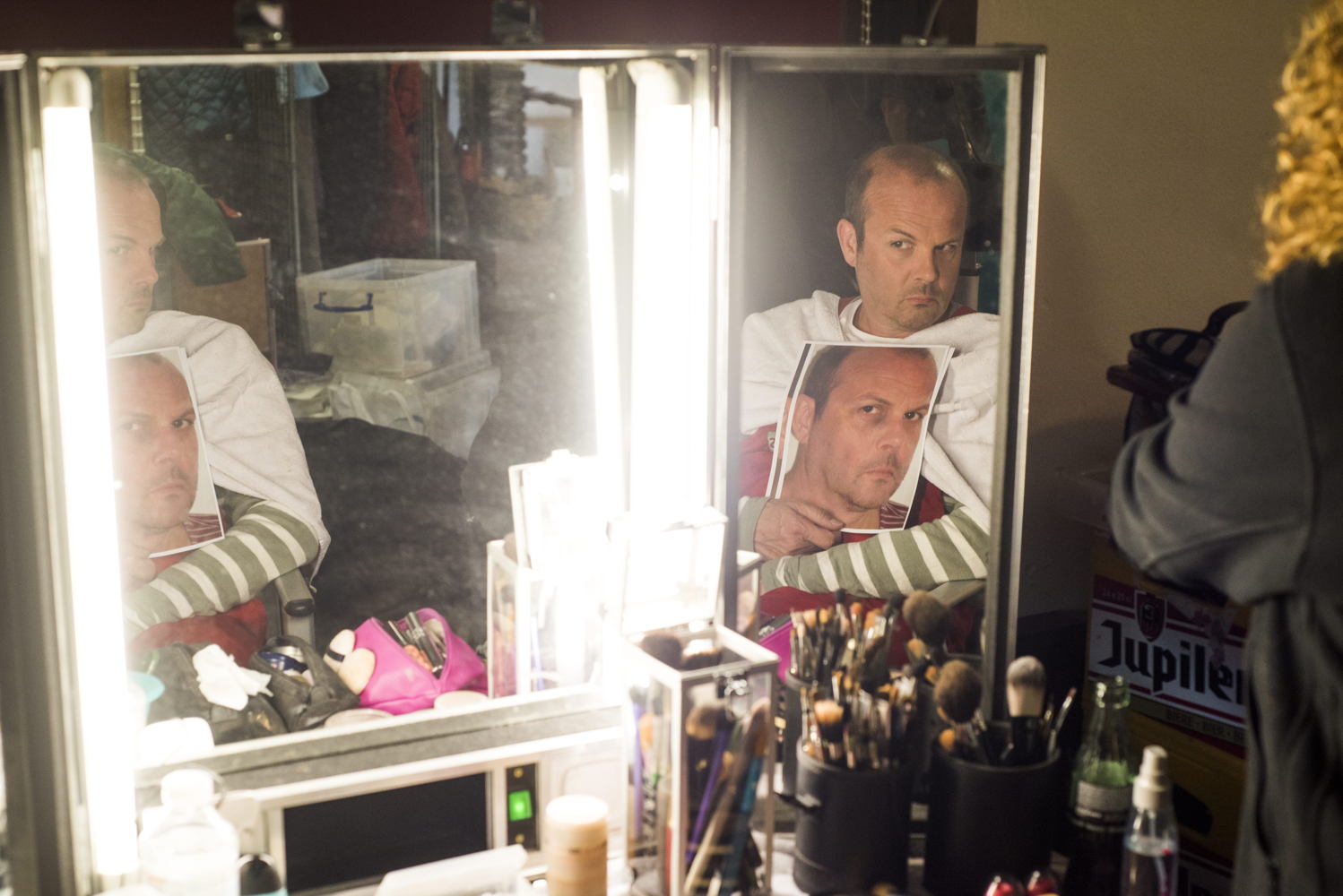 Bart Van Avermaet krijgt een laagje make-up (c) Alex Vanhee/ VRT