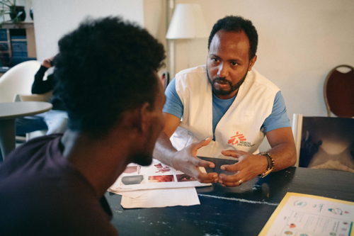 Bruxelles le 29 juin 2023, au Queen Anne. Biniam, ICM, lors d'un entretien de sensibilisation avec un patient. Copyright: MSF/Marin Driguez/Agence VU' Bruxelles le 29 juin 2023, au Queen Anne. Biniam, ICM, lors d'un entretien de sensibilisation avec un patient. Copyright: MSF/Marin Driguez/Agence VU'