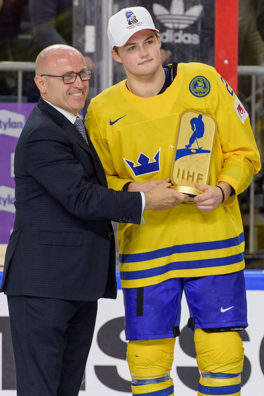 ŠKODA CEO Bernhard Maier presents trophy to William Nylander for 'Most Valuable Player' in the tournament.