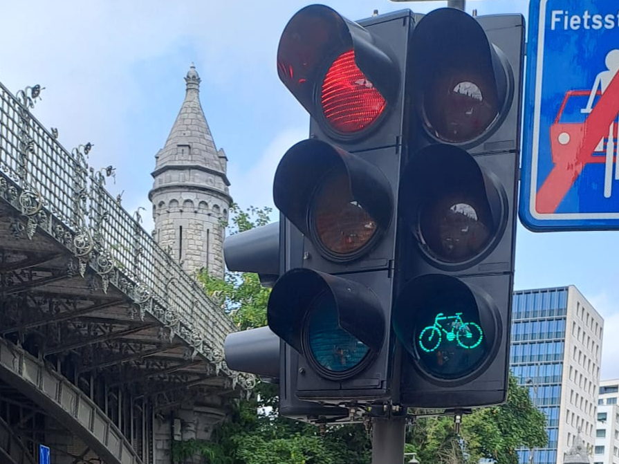 Stad plaatst extra fietslichten op kruispunten voor vlotter en veiliger fietsverkeer