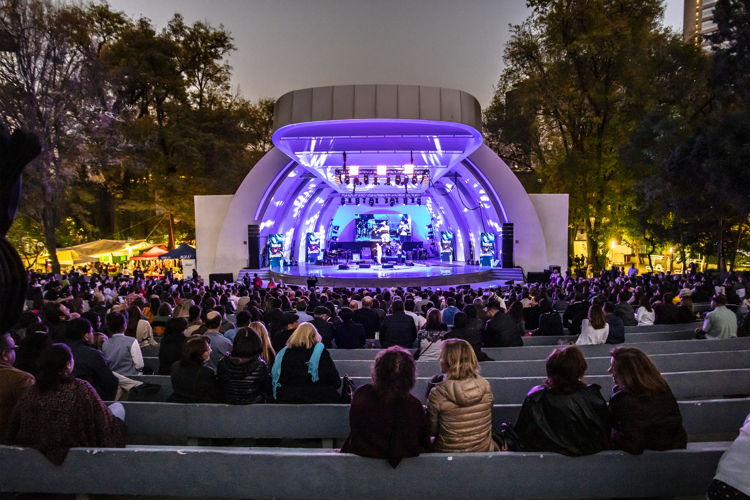 La 11ª edición del Festival de Jazz de Polanco, producida por la empresa Schwarz Marketing & Production, se llevó a cabo en el Teatro Ángela Peralta, un recinto al aire libre con capacidad para 2,500 personas, ubicado dentro del Parque Lincoln, en el elegante barrio de Polanco de la capital mexicana.