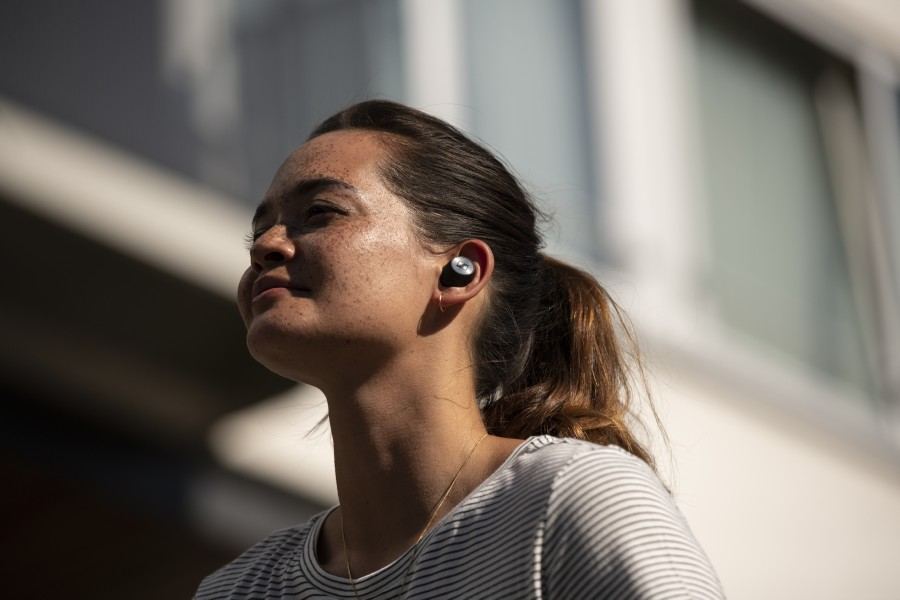 Upplev din omvärld​
Funktionen Transparent Hearing ger dig möjlighet att även höra omgivande ljud i din lyssningsupplevelse. Detta ger bland annat förbättrad situationsmedvetenhet och låter dig delta i konversationer utan att ta av dig hörlurarna. ​