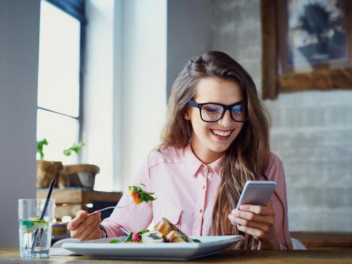 Mujeres de 30 años son las que más piden comida a domicilio