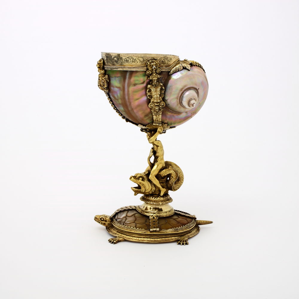 Coquille turbo montée en argent doré, Angleterre ou Flanders, ca.1585 © La collection Rosalinde et Arthur Gilbert, en depot chez le Musée Victoria et Albert à Londres