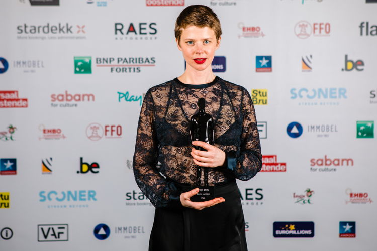 Maaike Neuville wint 'Beste Actrice Film' voor 'All Of Us'