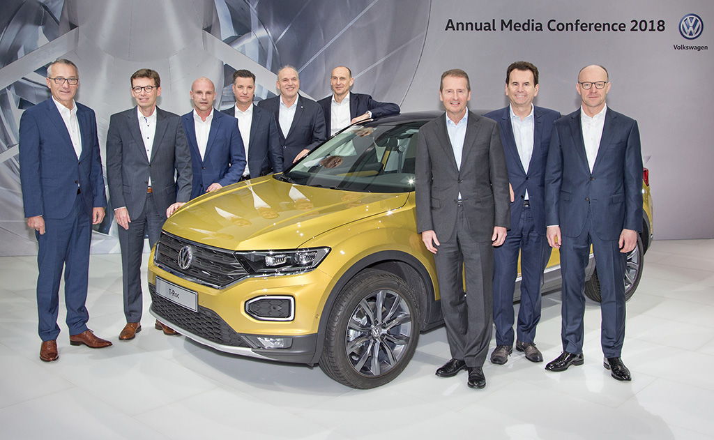 Equipo directivo de la marca Volkswagen junto a el nuevo T-Roc (De Izq. a Der.) Andreas Tostmann, Frank Welsch, Thomas Ulbrich, Thomas Schmall, Jürgen Stackmann, Ralf Brandstätter, Herbert Diess, Karlheinz Blessing y Arno Antlitz. 