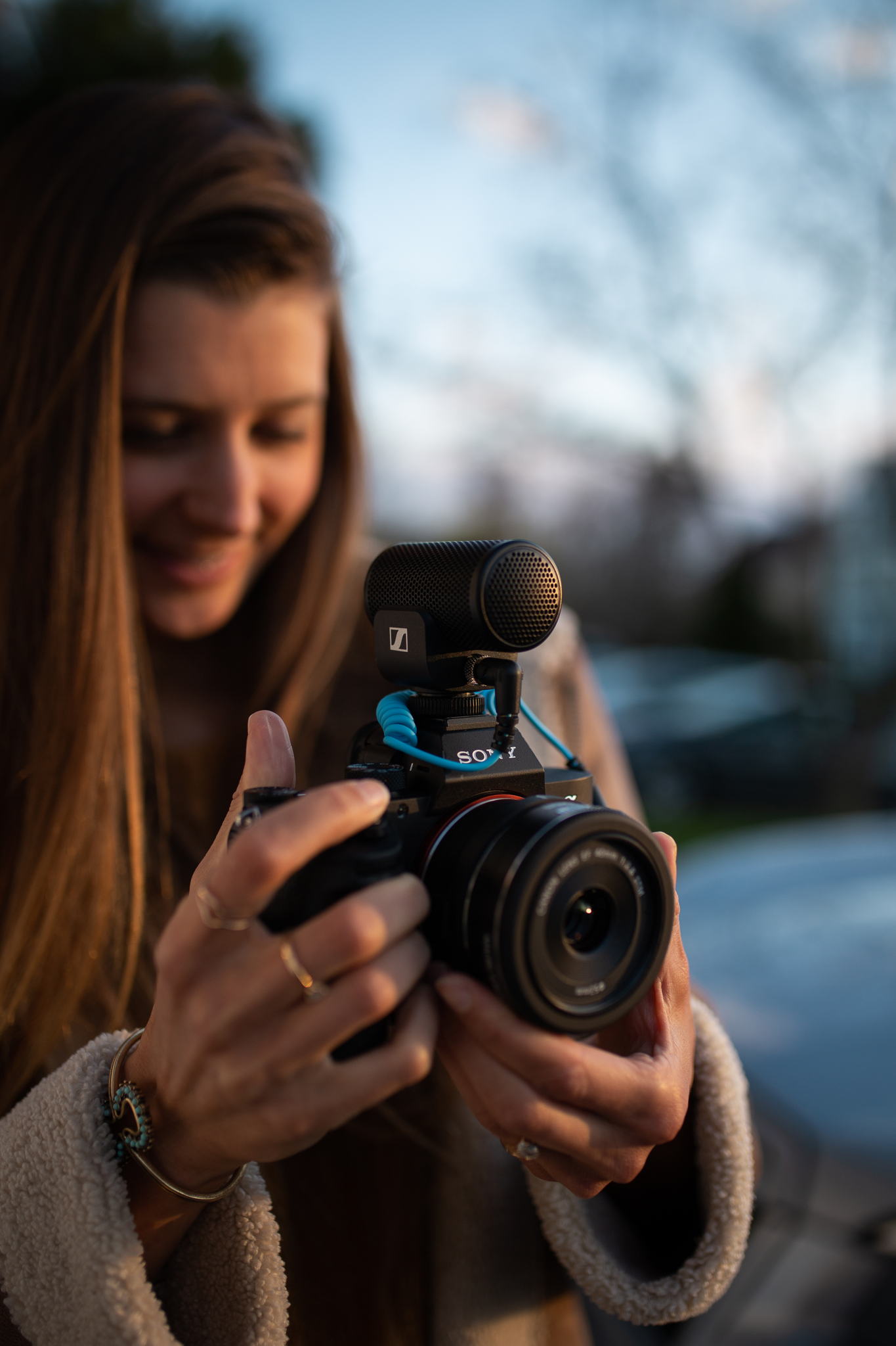 One microphone for both: With the MKE 200 and its included connection cables it’s easy to swap between your smartphone and your camera