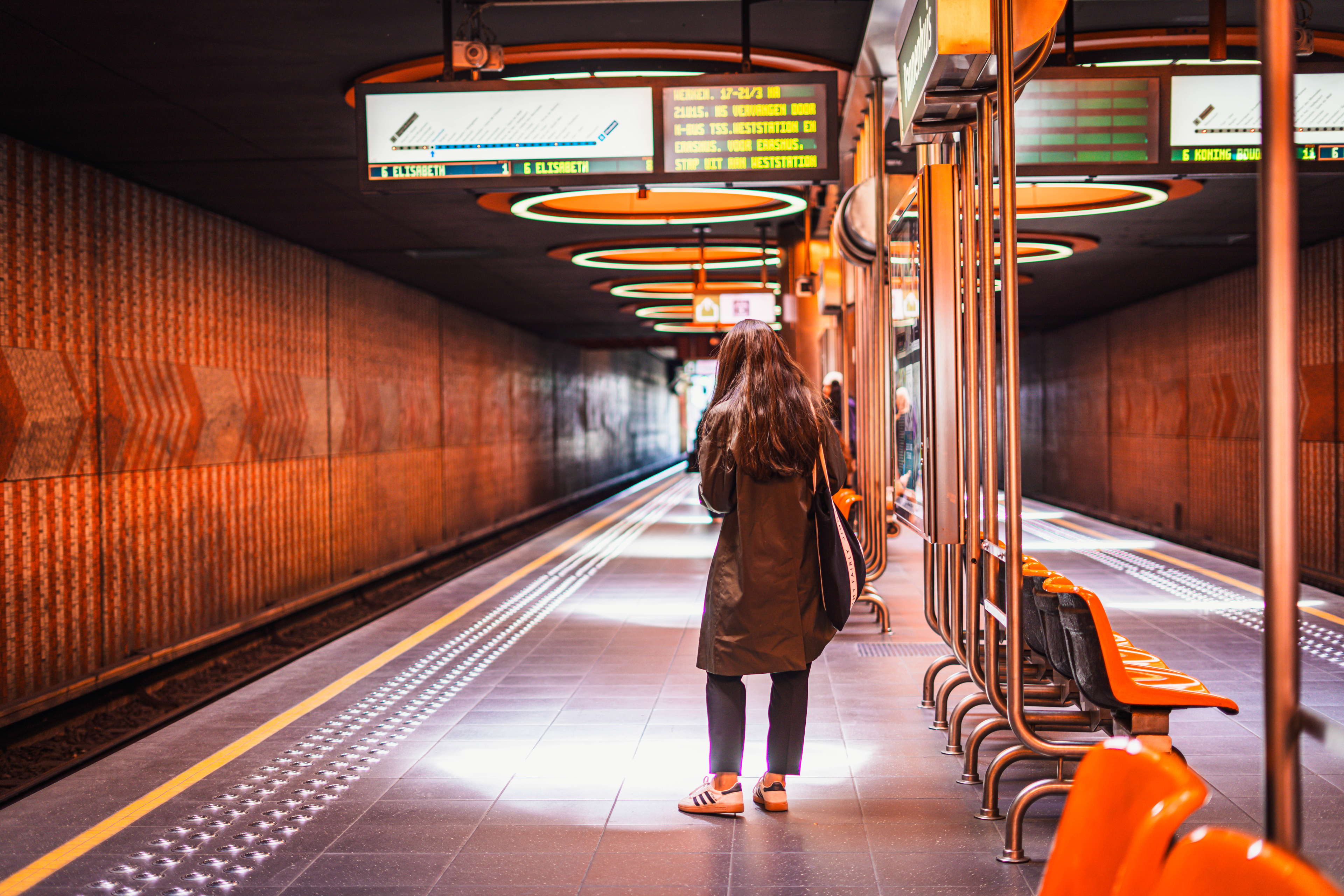 Een 100% happy playlist in de Brusselse metro tijdens Blue Monday