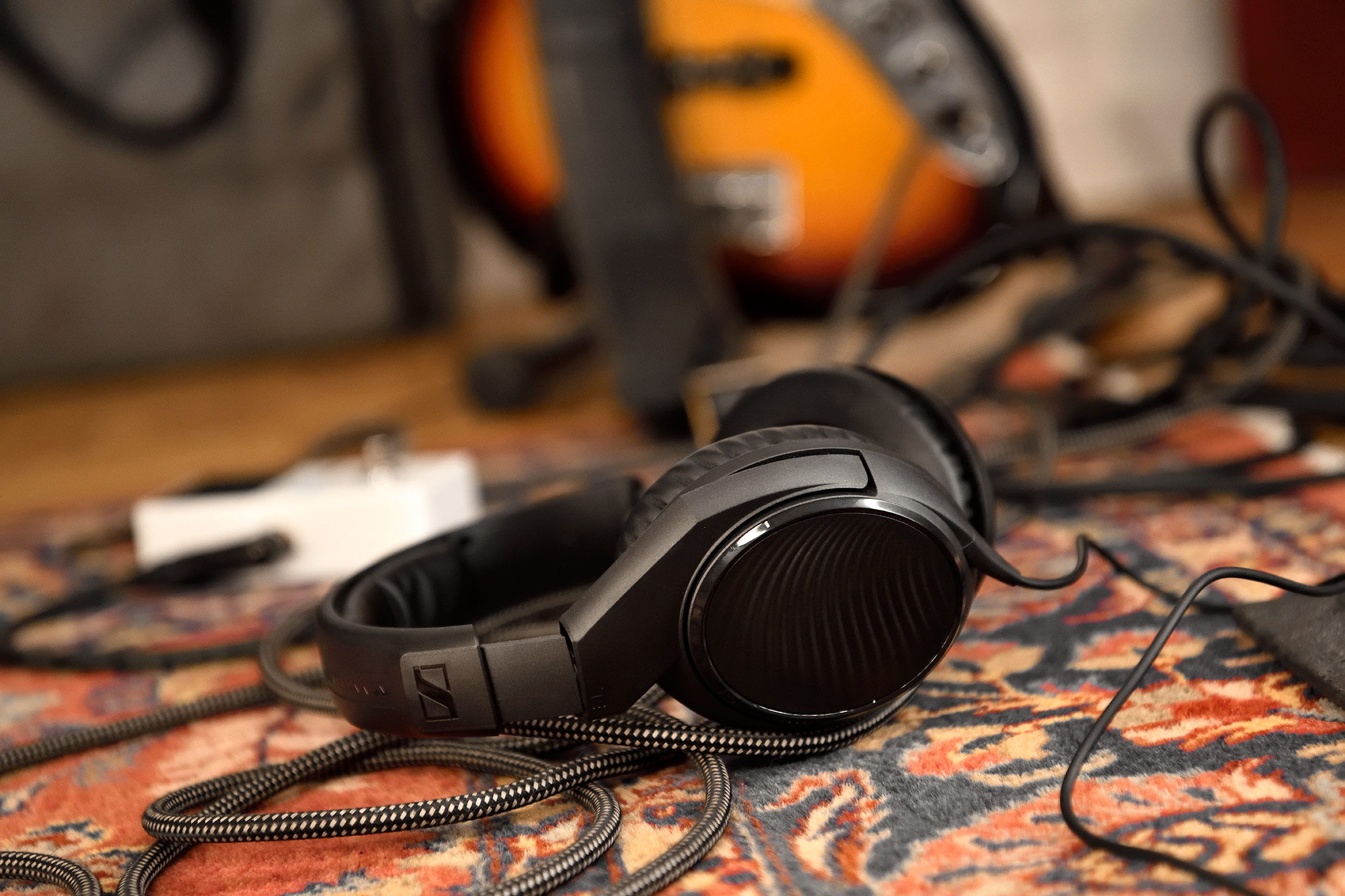 The rugged HD 200 PRO play back powerful studio sound