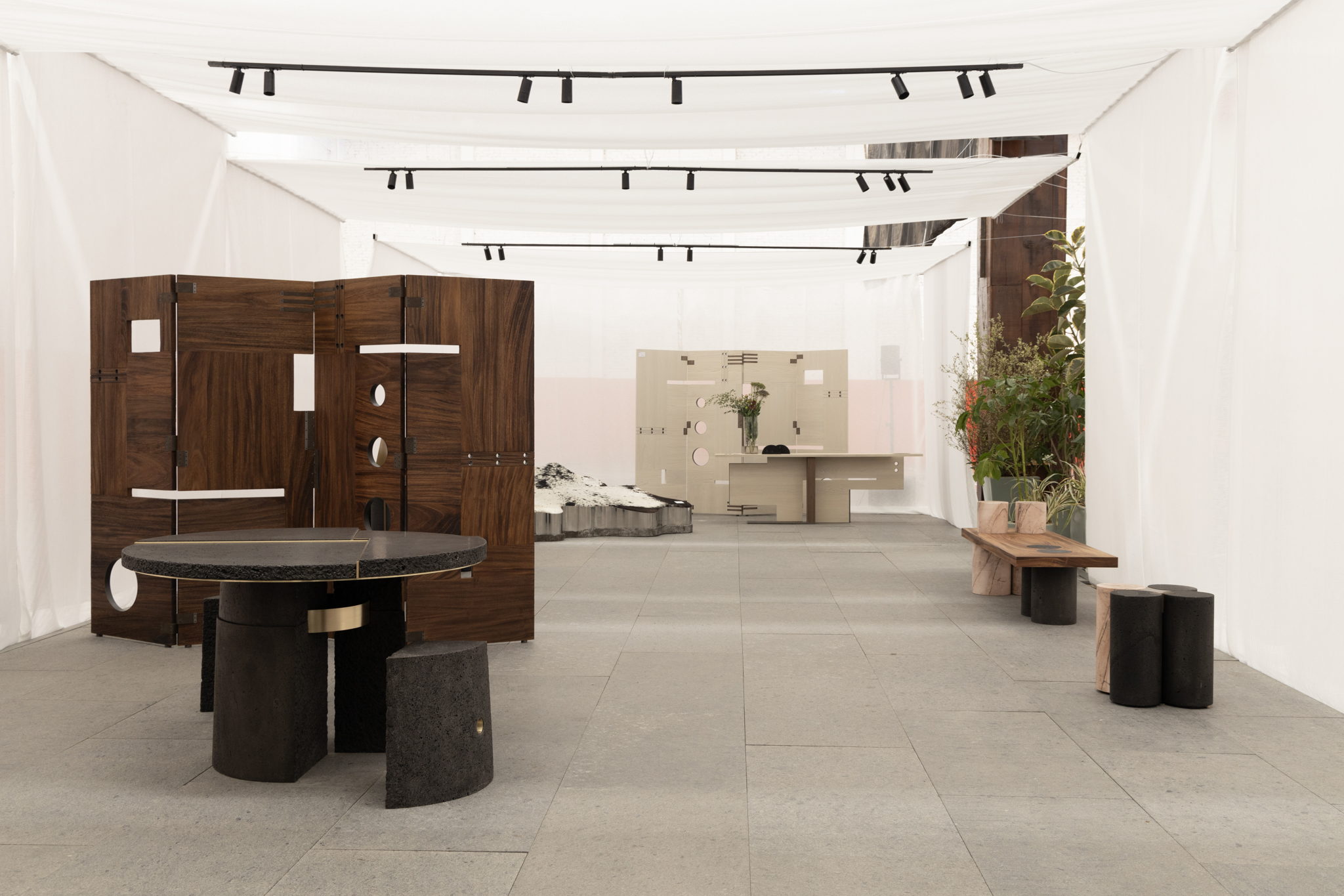 From left to right: Aurea Table and Stools designed by Daniel Germani, Bia’ Folding Screen designed by Simon Hamui, Bosta lounge chair designed by Michel Rojkind, Bia’ Folding Screen and Lú Console designed by Simon Hamui featuring sculptures on top from the Aurea collection designed by Daniel Germani, Órbita Bench designed by Lorena Vieyra, Órbita Stool designed by Lorena Vieyra