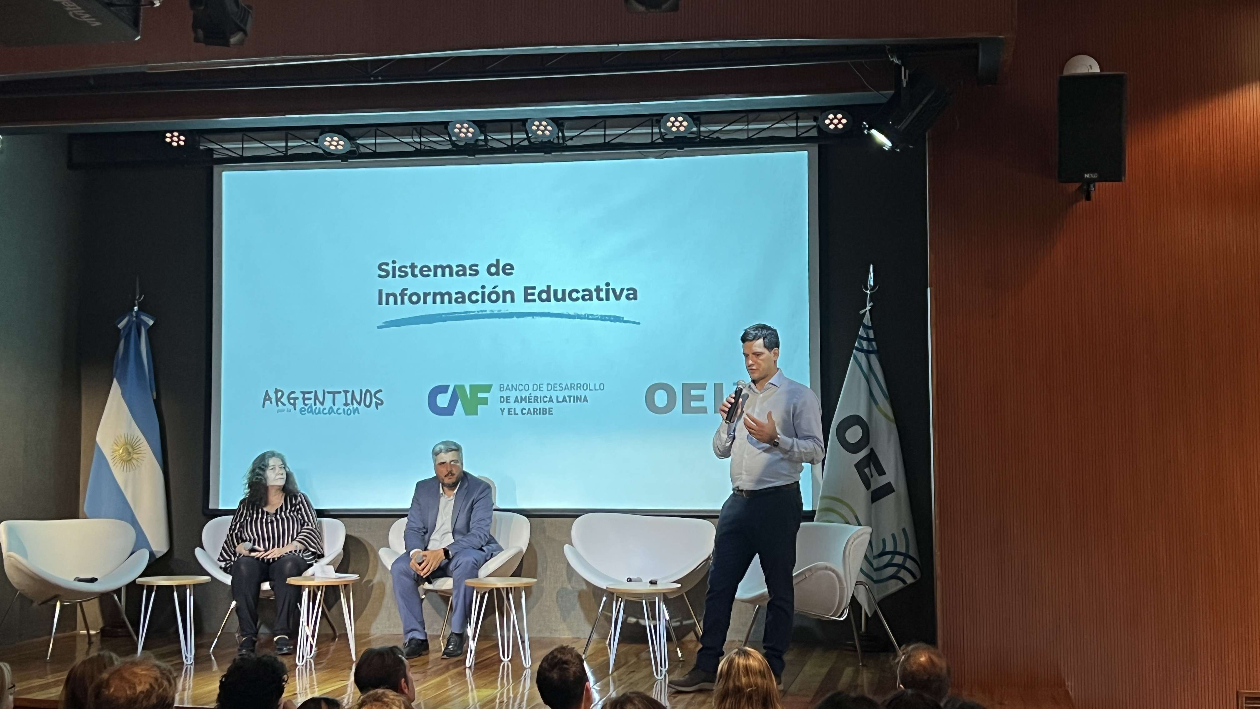 Ignacio Ibarzábal, Director Ejecutivo de Argentinos por la Educación, junto a Nancy Montes (OEI) y Néstor Félix (CAF).