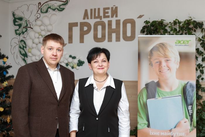 Acer representative Yevhenni Smeliak with the principal of Lyceum "Grono" of the Lviv City Council, Somyk Nataliya