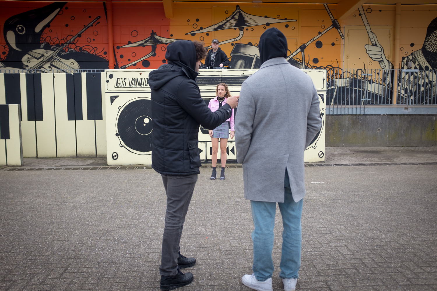 Achter de schermen: opnames videoclip 'Let you go' (c) VRT