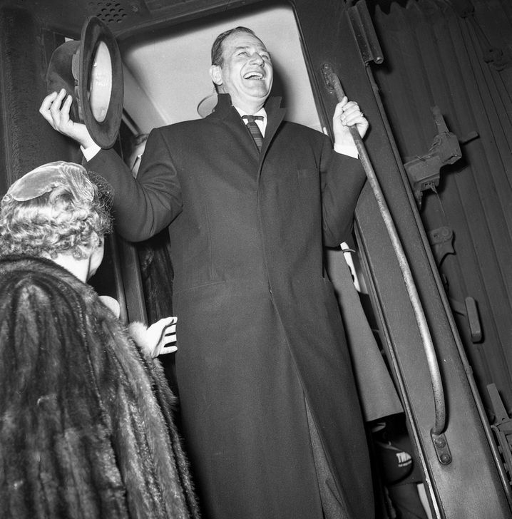John Wayne arrive à Paris en 1956 (c) Raoul Saguet / akg-images