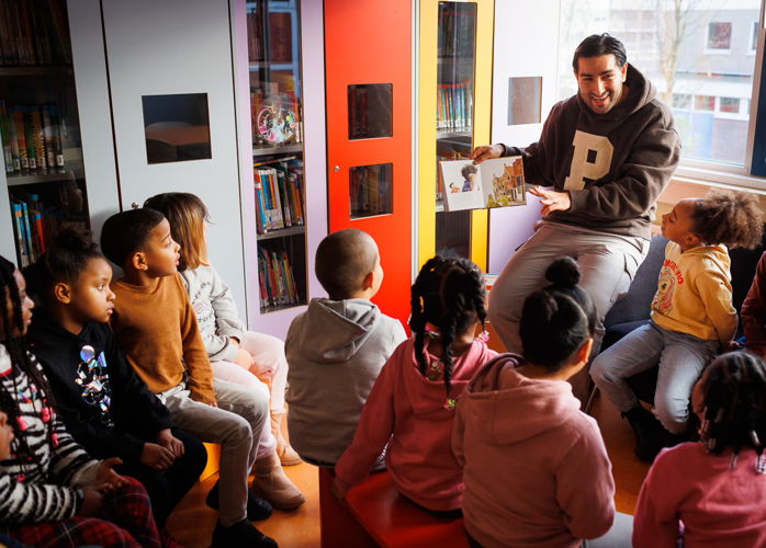 Schrijver Parham Rahimzadeh leest voor bij Basisschool Loep, foto Fred Ernst