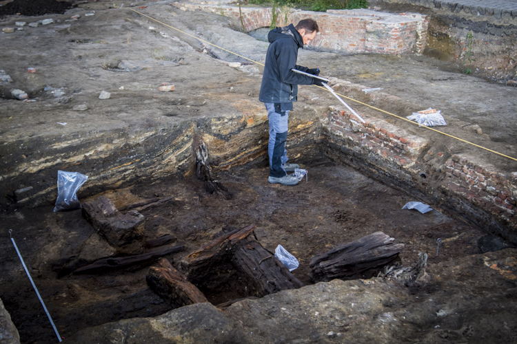 Archeologen onderzoeken alle grondlagen en tekenen sporen nauwkeurig op. ©Stad Antwerpen, foto Frederik Beyens