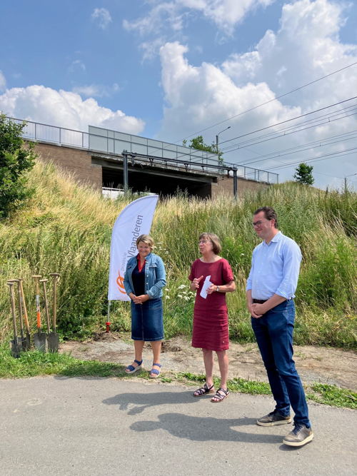 vlnr. schepen Sophie Delaere, gedeputeerde Riet Gillis, burgemeester Simon Lagrange