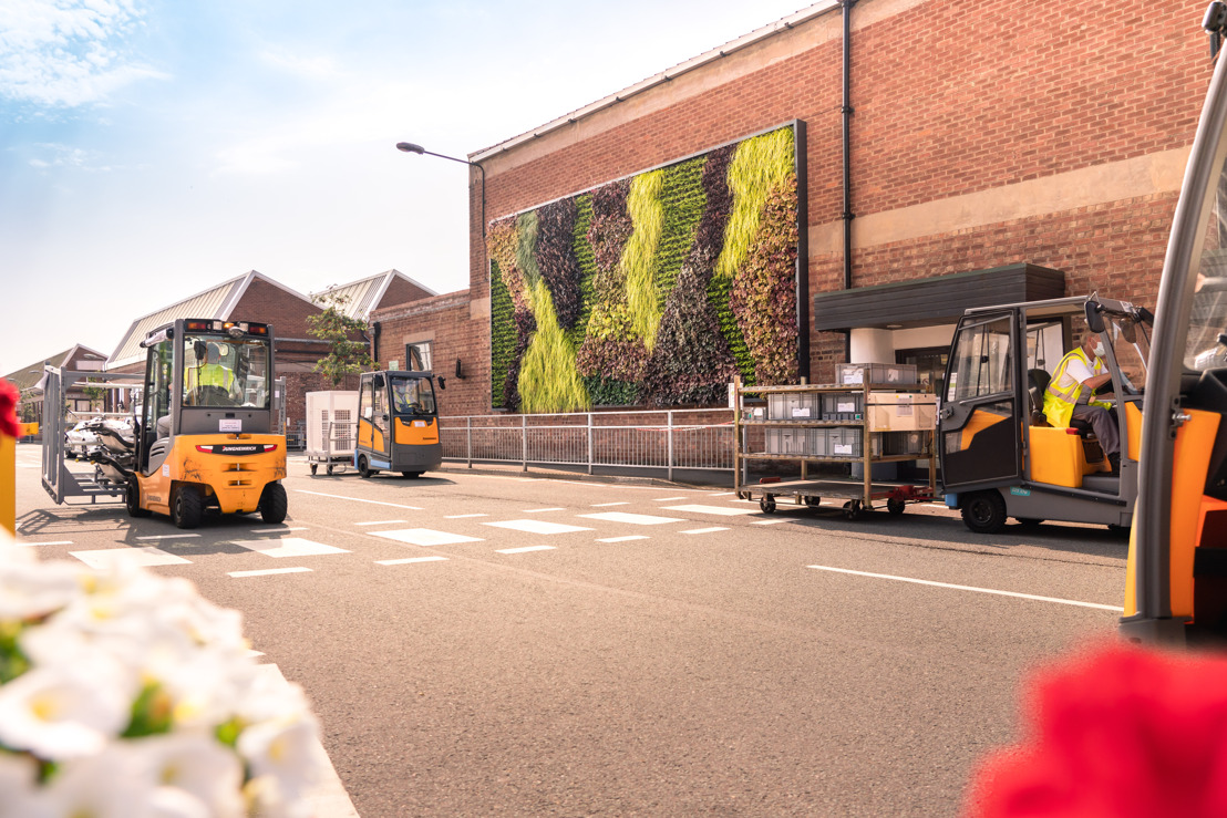BENTLEY INSTALLS LIVING GREEN WALL AT THE HEART OF ITS OPERATIONS IN CREWE