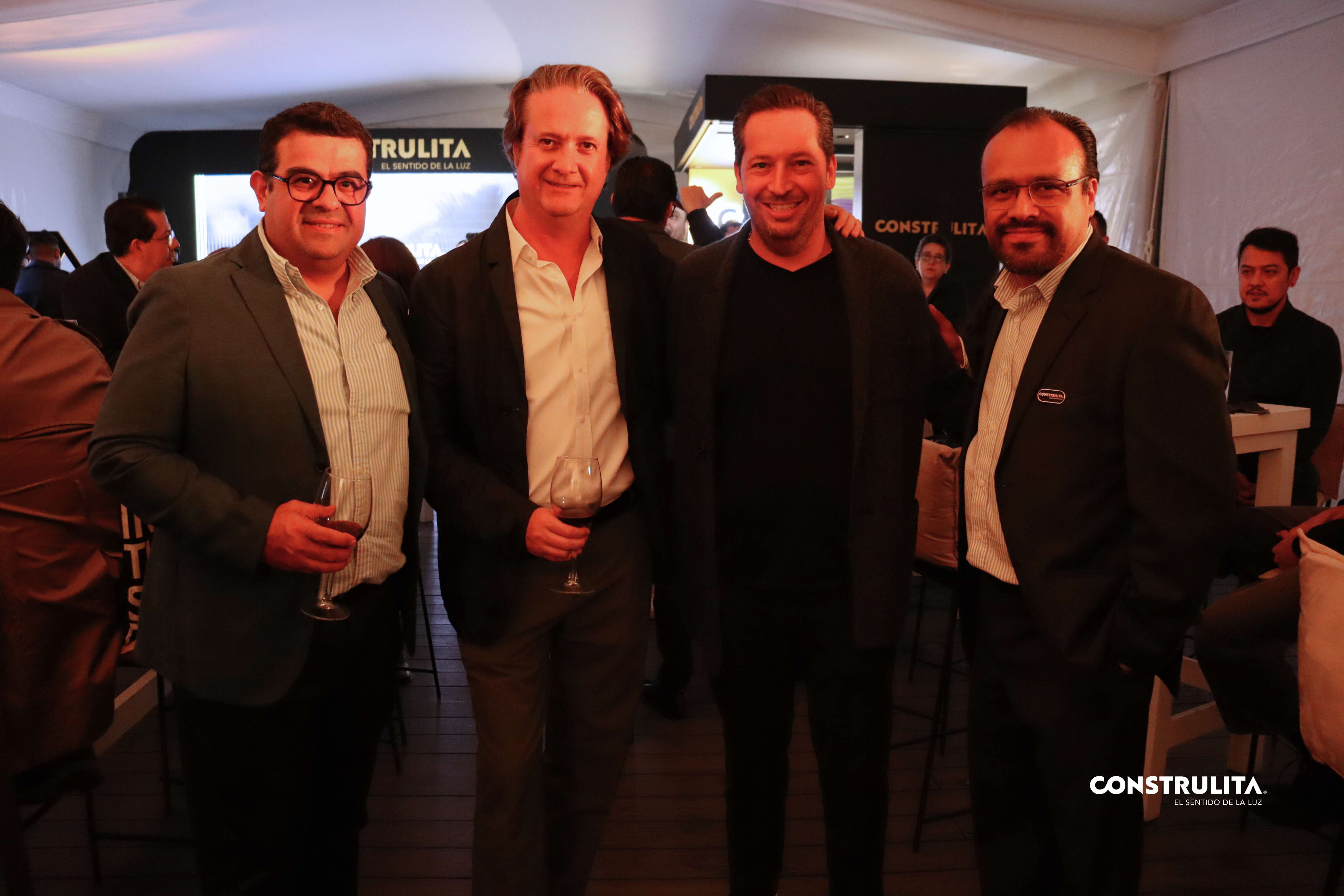 A la derecha, Germán Chávez, Gerente Nacional de ventas en Grupo Construlita; a la izquierda, Erwin Alberto Mireles, Director Comercial en Grupo Construlita; al centro, invitados especiales. A la derecha, Germán Chávez, Gerente Nacional de ventas en Grupo Construlita; a la izquierda, Erwin Alberto Mireles, Director Comercial en Grupo Construlita; al centro, invitados especiales.