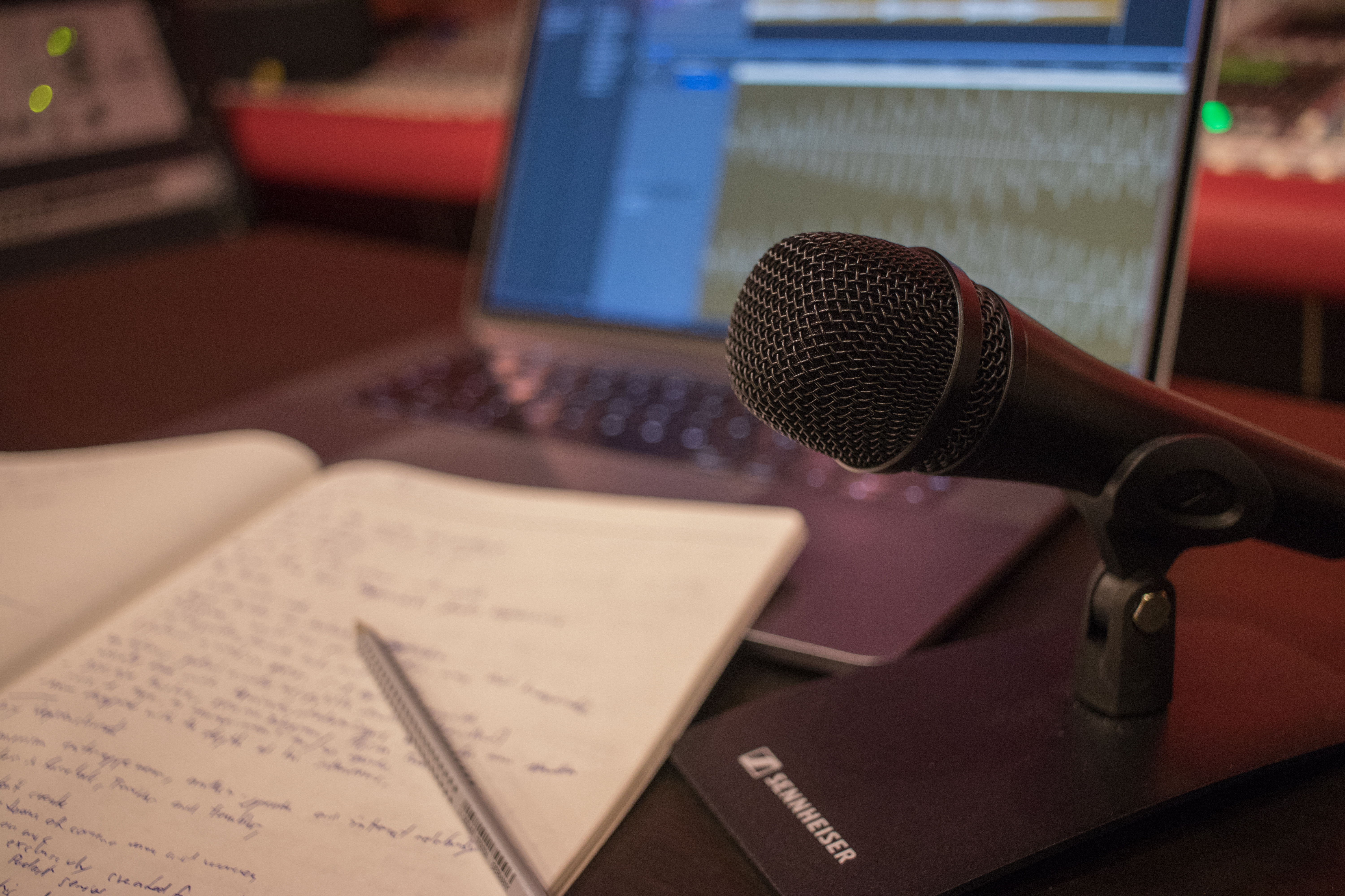 The HANDMIC Digital can be quickly connected by Lightning to an iOS device or by USB to a PC or Mac – and the microphone is ready to record your podcast.