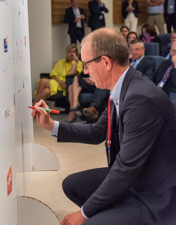 Hans De Munck, CFO ING België, tekent charter voor genderdiversiteit in de financiële sector. Hans De Munck, CFO ING België, tekent charter voor genderdiversiteit in de financiële sector.