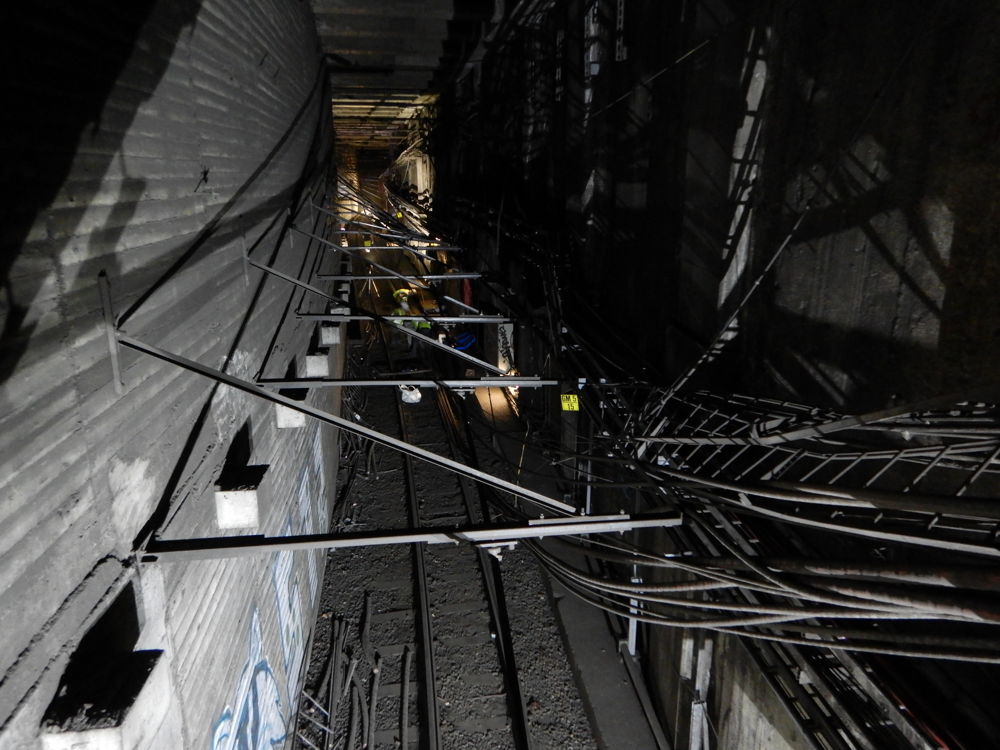 Over 350 meter zijn kabels van de stroomvoorziening losgekomen. De beschadigde kabels worden stuk voor stuk weggeknipt.