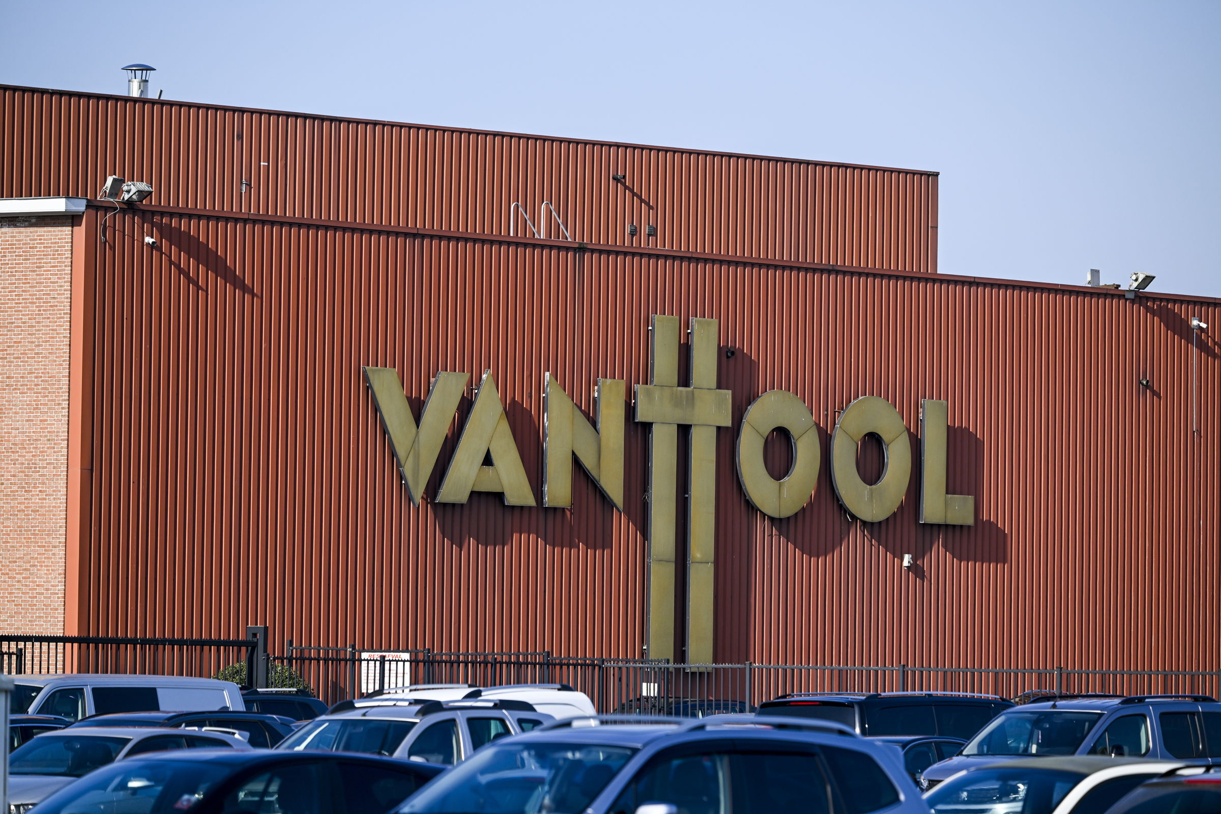 Bankruptcy looms for bus manufacturer Van Hool as banks refuse to intervene