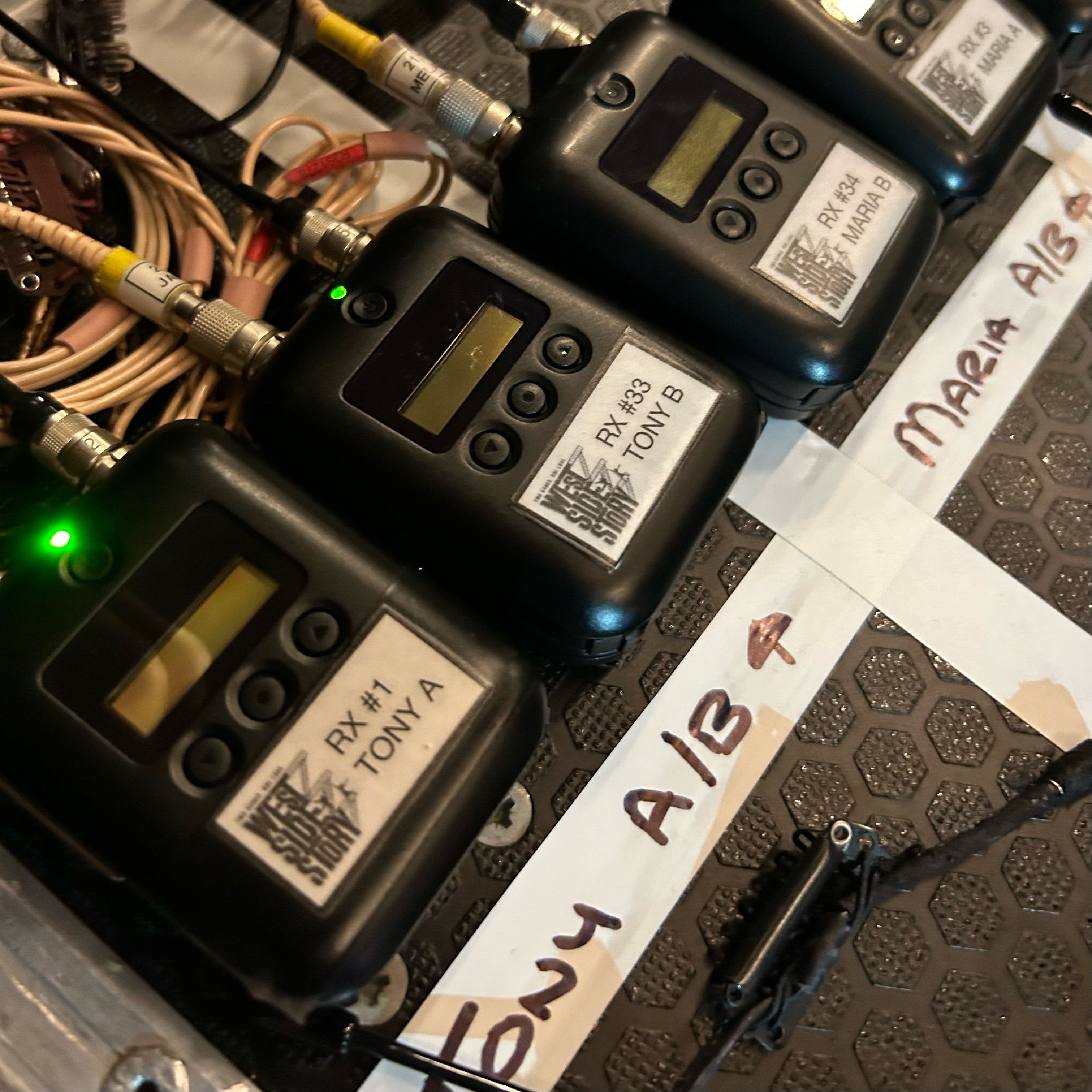Phil Hurley [Director, Stage Sound Services] sieht die Sennheiser SK 6212 Mini-Taschensender als Maßstab für fortschrittliche, digitale Übertragungstechnik in modernen Audioproduktionen (Bild mit freundlicher Genehmigung von Aaron Barker)