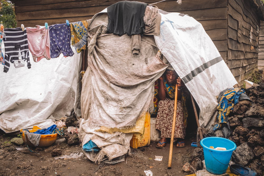 Jeanne Nyirarwango, 64 ans, originaire de Rugari dans le territoire de Rutshuru, dans son abri sur le site de personnes déplacées à Kanyaruchinya, au nord de Goma, Nord-Kivu, République démocratique du Congo, 3 janvier 2024. Copyright : Philémon Barbier Jeanne Nyirarwango, 64 ans, originaire de Rugari dans le territoire de Rutshuru, dans son abri sur le site de personnes déplacées à Kanyaruchinya, au nord de Goma, Nord-Kivu, République démocratique du Congo, 3 janvier 2024. Copyright : Philémon Barbier