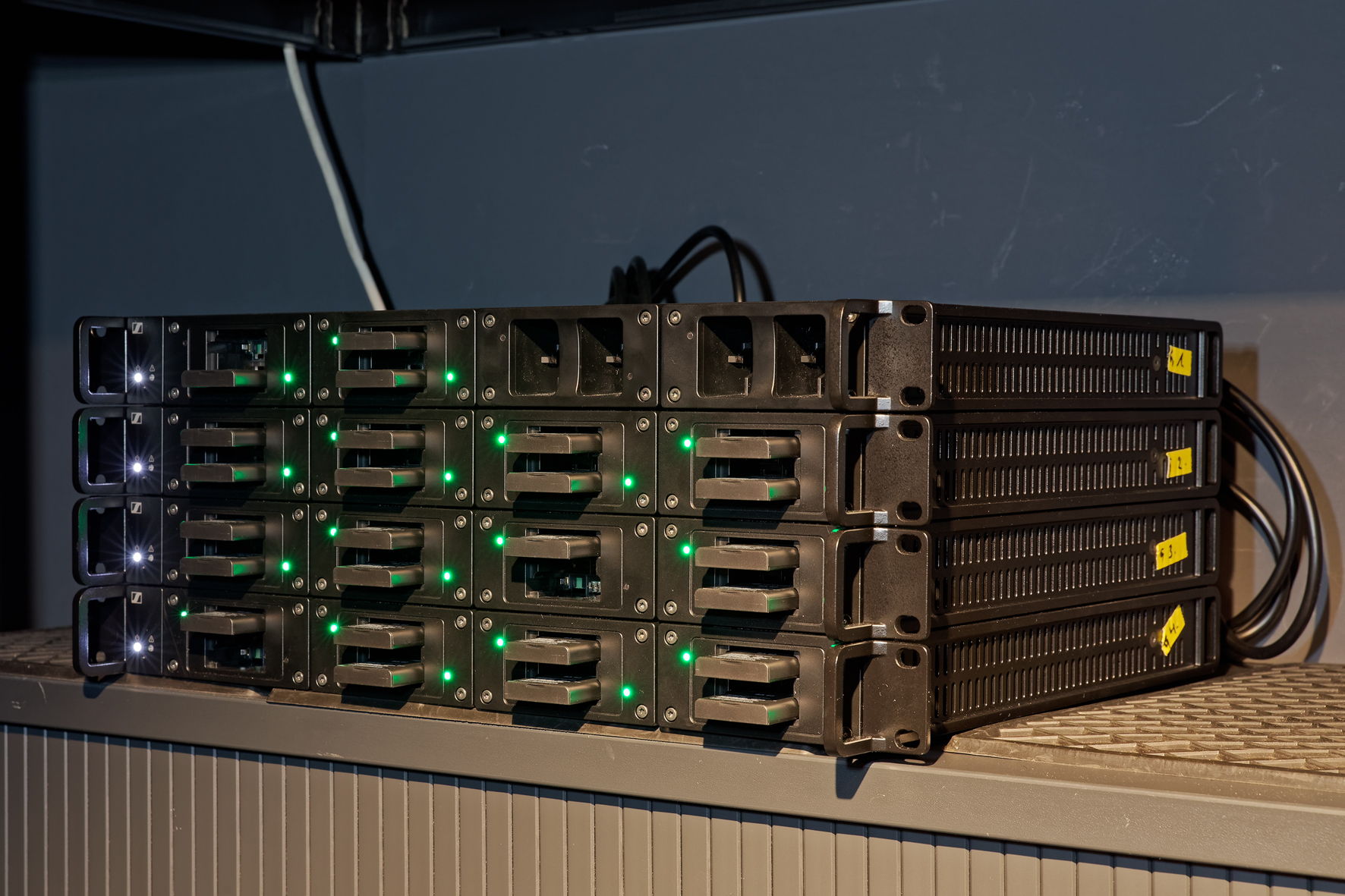 In den modular aufgebauten Sennheiser L 6000 Ladestationen werden die Akkutypen BA 60 (Handsender) und BA 62 (Taschensender) wieder aufgeladen In den modular aufgebauten Sennheiser L 6000 Ladestationen werden die Akkutypen BA 60 (Handsender) und BA 62 (Taschensender) wieder aufgeladen