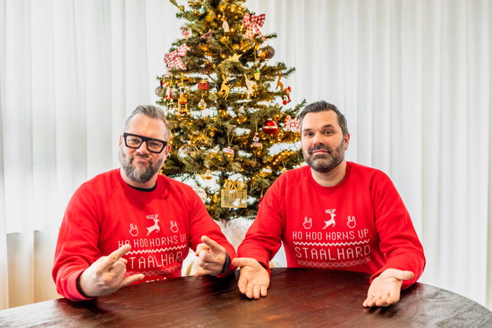 Alex Agnew en Andries Beckers laten de kerststal daveren met de Staalhard 100 bij Willy 