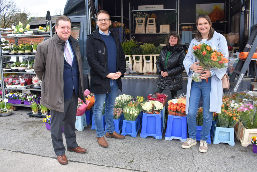 burgemeester Jurgen Bauwens, schepen Yari Van Kaer, en gedeputeerde Leentje Grillaert bij een marktkramer