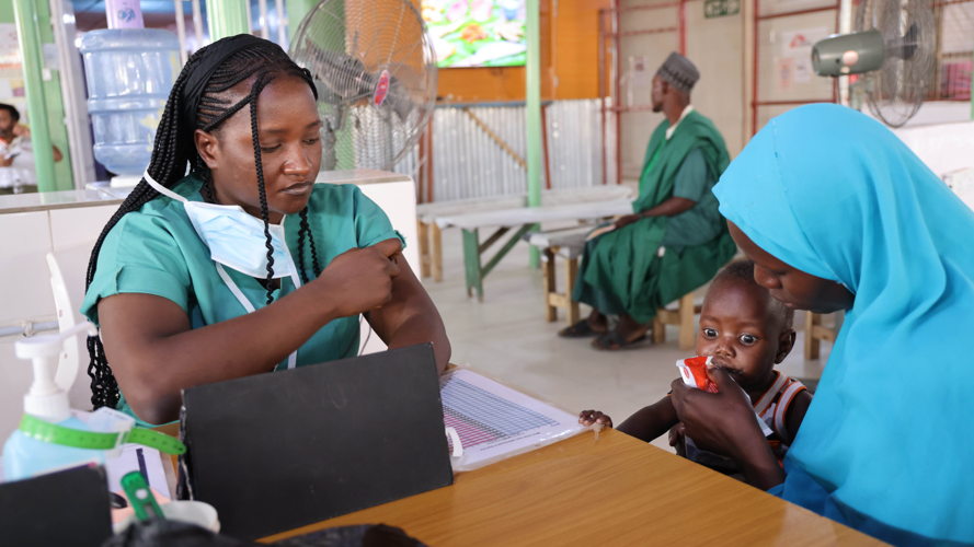 An MSF clinician observes a child being fed with a Ready-to-Use-Therapeutic- Food (RUTF) to determine level of a child’s appetite. Every child that’s brought to the Nilefa Kiji centre goes through this “appetite test” and any child that is found to be too weak (due to severe acute malnutrition) to accept the RUTF will be enrolled or admitted into the inpatient therapeutic feeding centre programme while those that accept the RUTF will be enrolled/continue in the outpatient feeding programme. Copyright MSF