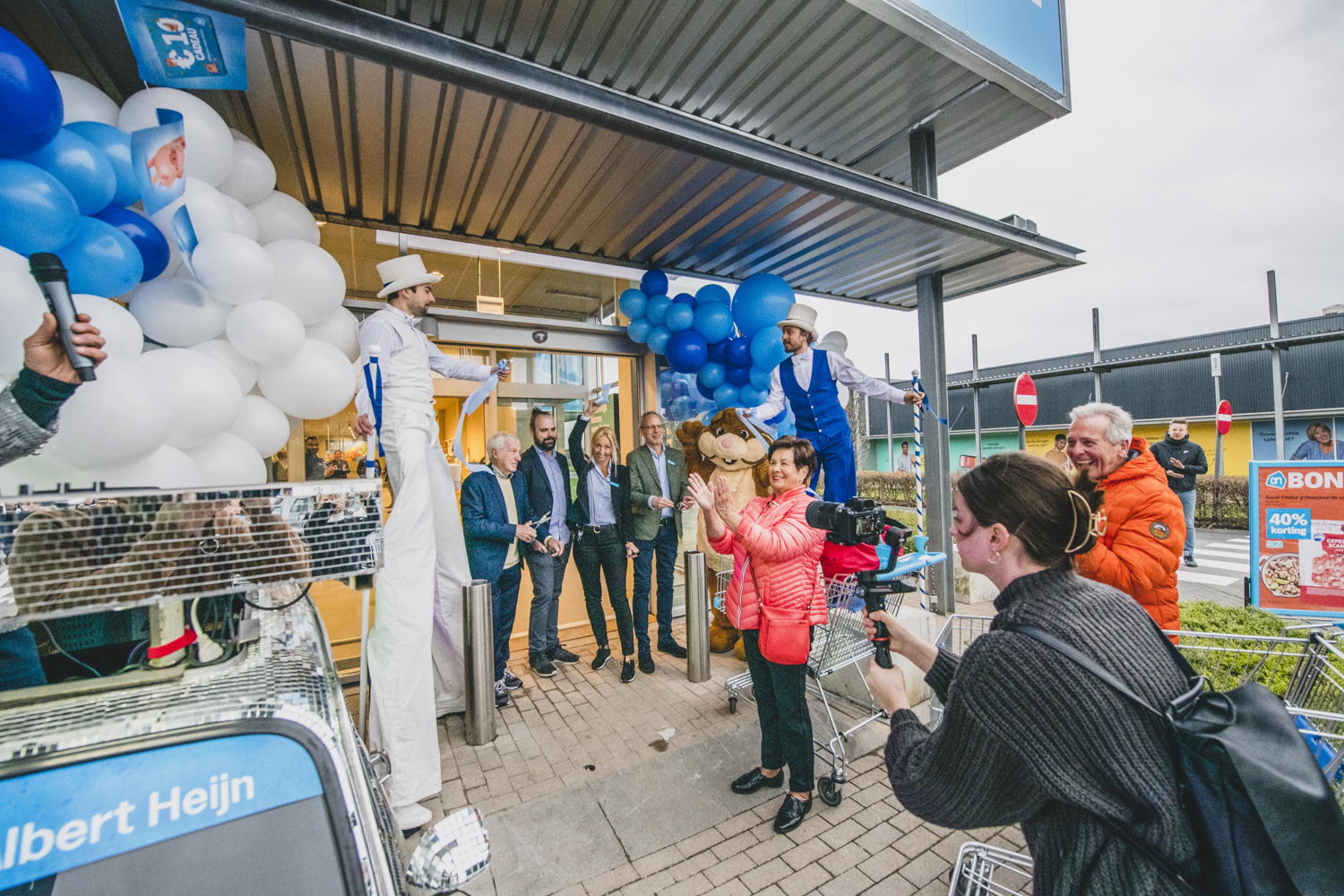 Franchisenemer David Vandecaetsbeek en familie - samen met supermarktmanager Kim Fransen (dame in foto)