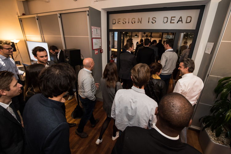 Les invités découvrent les nouveaux bureaux de Design is Dead (Photo: Ritchie Sedeyn)