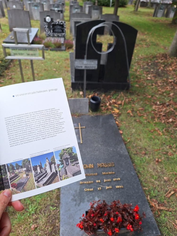 Erfgoedsprokkel op kerkhof bij graf John Massis (staand)